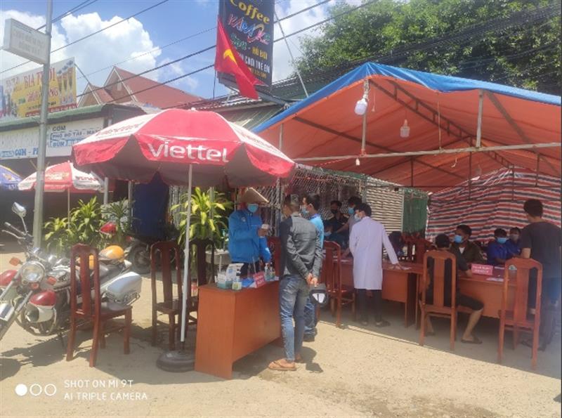  Kiểm tra thân nhiệt người dân