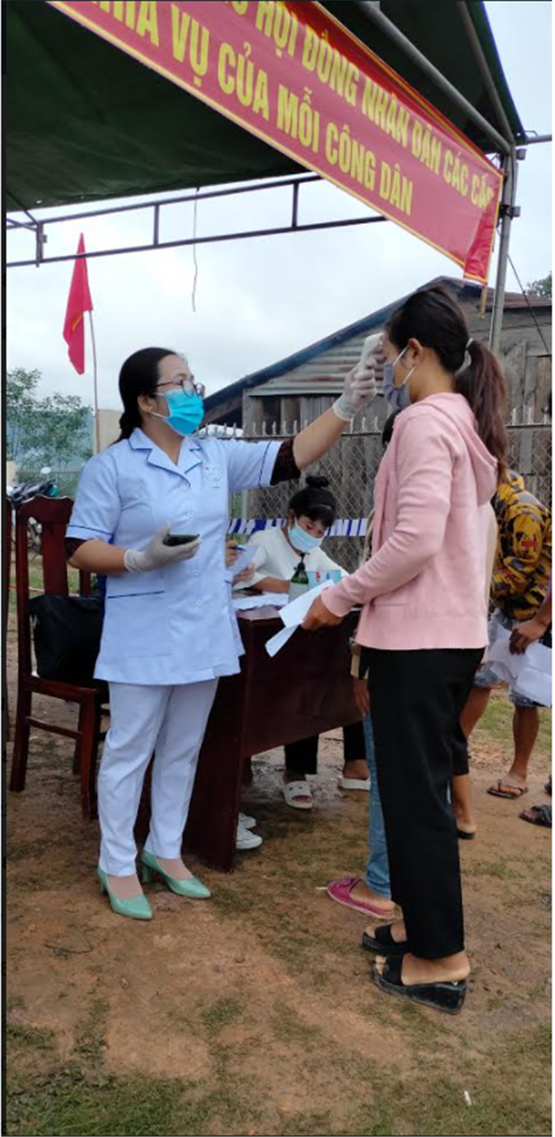 Công tác kiểm tra y tế tại điểm bỏ phiếu thôn 1 - xã Liêng Srônh