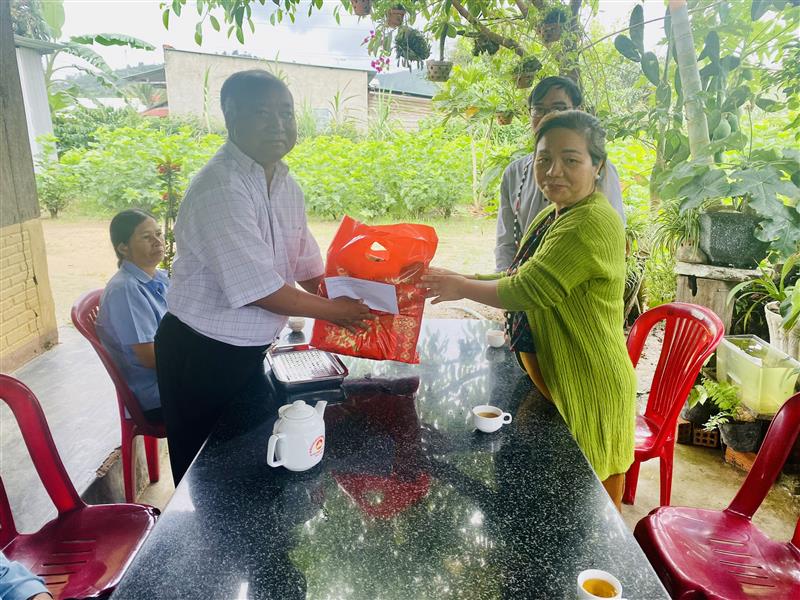 hinh 3. Đồng chí Đa Cắt K’Hương - Phó Bí thư Thường trực Huyện ủy cùng đoàn tặng quà gia đình liệt sĩ tại xã Đạ M'Rông