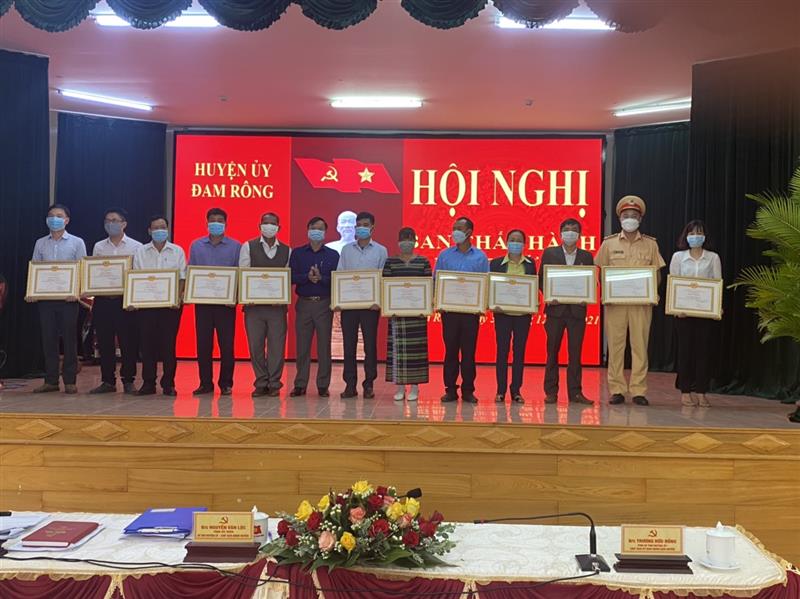  Đồng chí Phó Bí thư Huyện ủy, Chủ tịch UBND huyện trao khen thưởng cho các đồng chí đảng viên hoàn thành xuất sắc nhiệm vụ tiêu biểu năm 2021