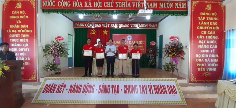 Tặng giấy khen cho tập thể, cá nhân xã Đạ M'rông tiêu biểu trong công tác hội trong nhiệm kỳ 2016-2021