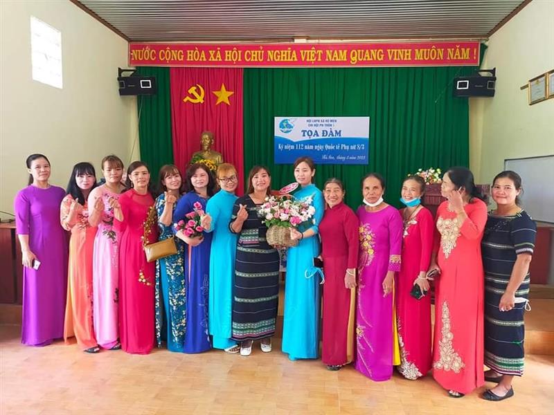 Hình phụ nữ Đam Rông hưởng ứng tuần lễ áo dài