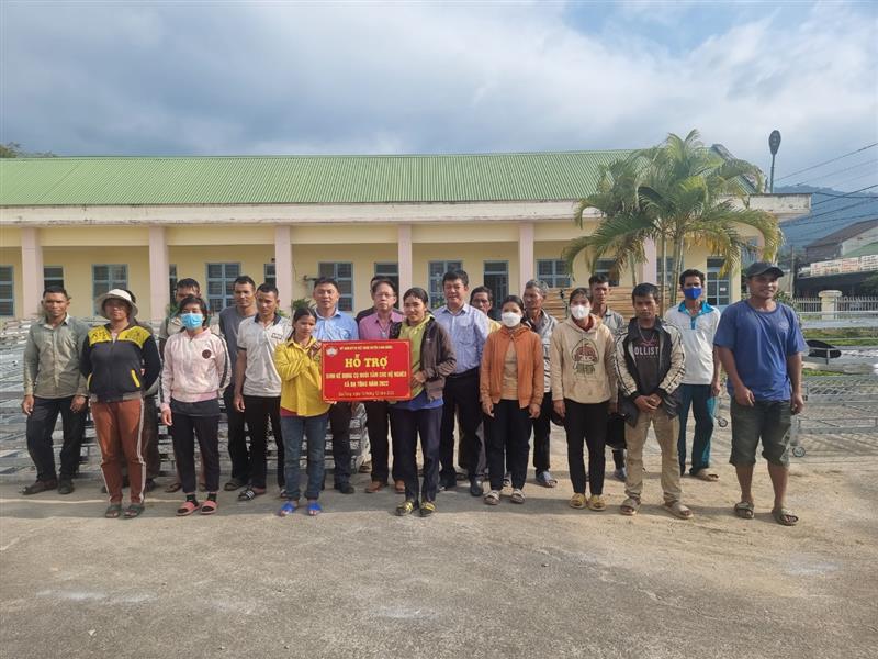 Hỗ trợ dụng cụ nuôi tằm cho hộ nghèo xã Đạ Tông