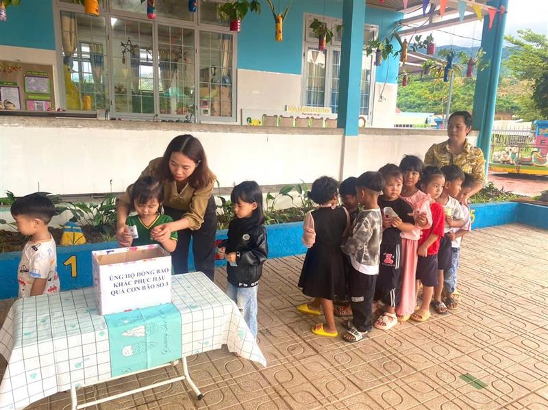 Học sinh Trường MN Liêng Srônh tham gia ủng hộ.jpg