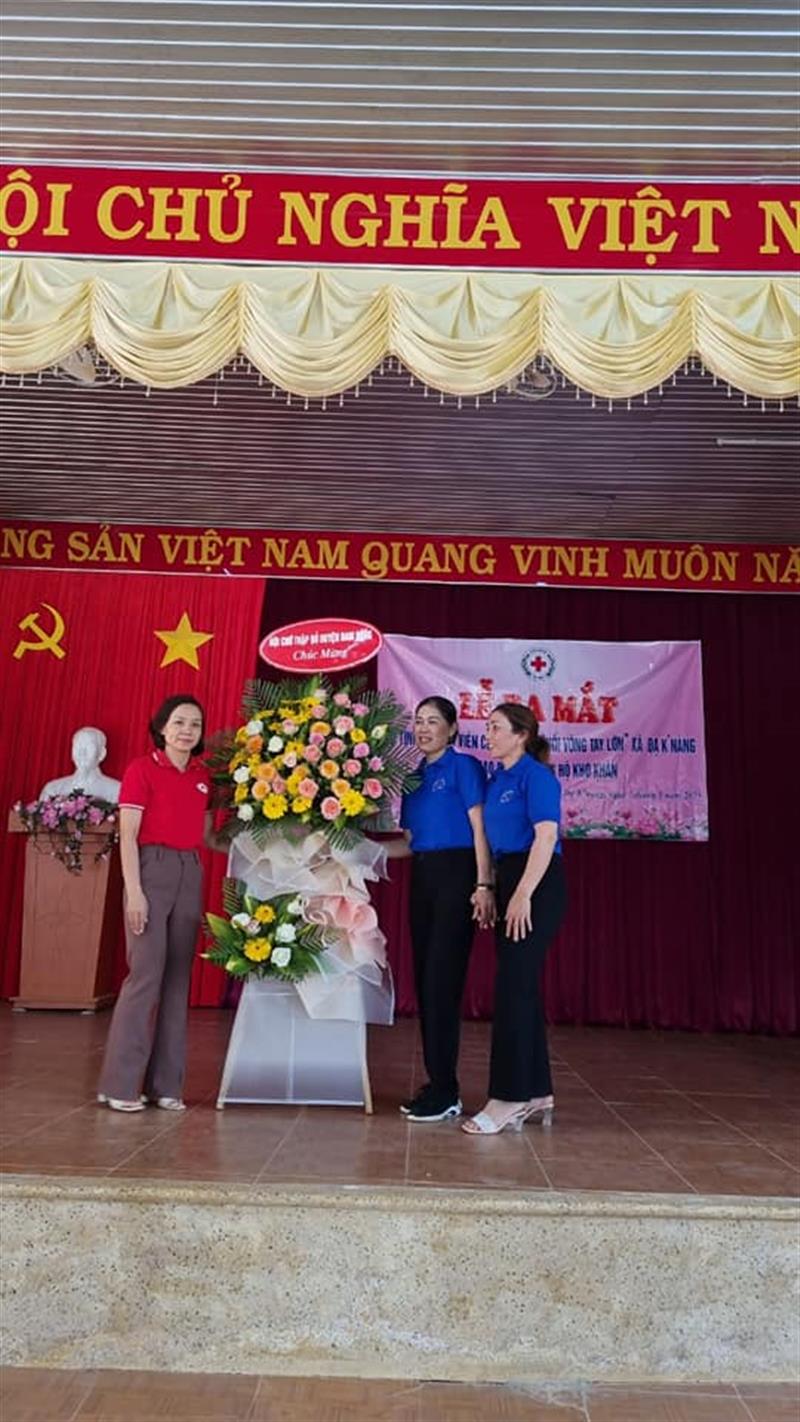 Hội Chữ thập đỏ huyện tặng hoa chúc mừng Đội Tình nguyện viên 