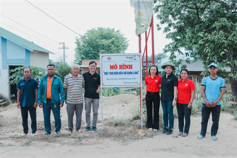 Hội Chữ thập đỏ phối hợp làm công trình đường điện thắp sáng tại xã Đạ M'Rông