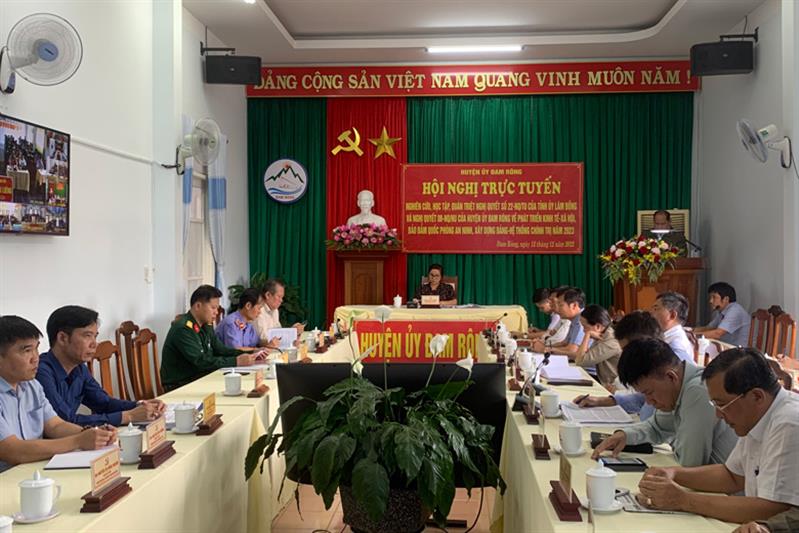 Tại điểm cầu Huyện ủy, đồng chí Đa Cát K’Hương - Phó Bí thư Thường trực Huyện ủy chủ trì hội nghị