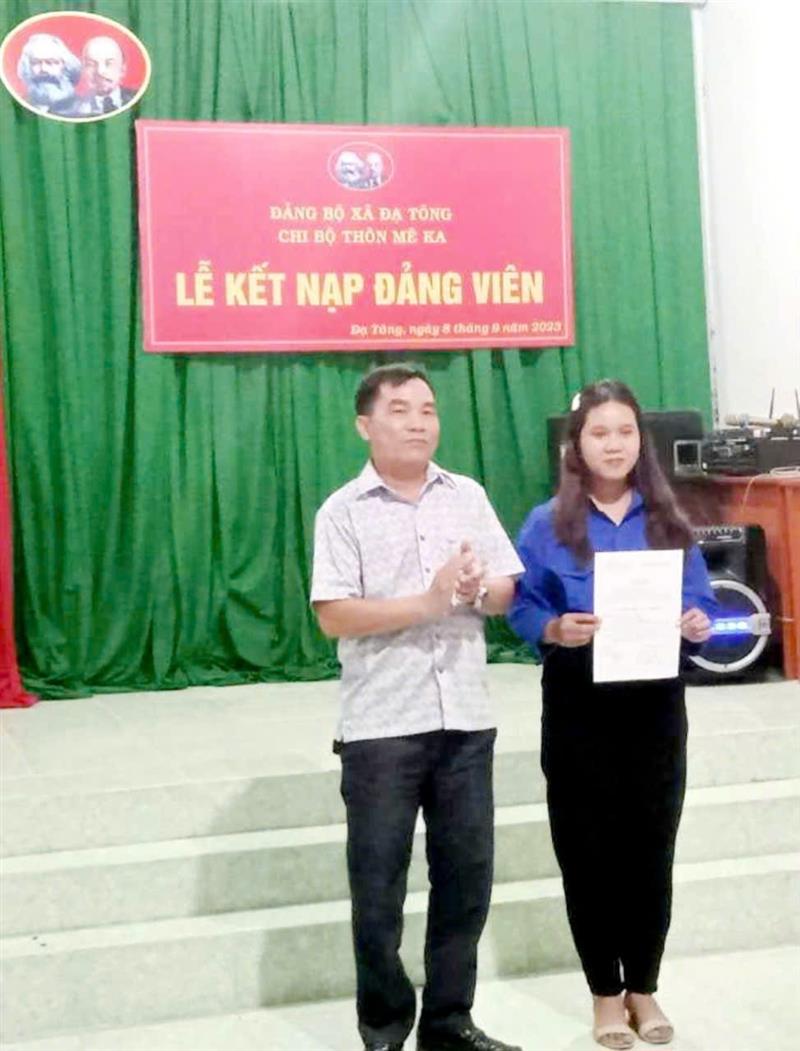 Kết nap  đảng viên mới tại Chi bộ thôn Mê Ka xã Đạ Tông.jpg
