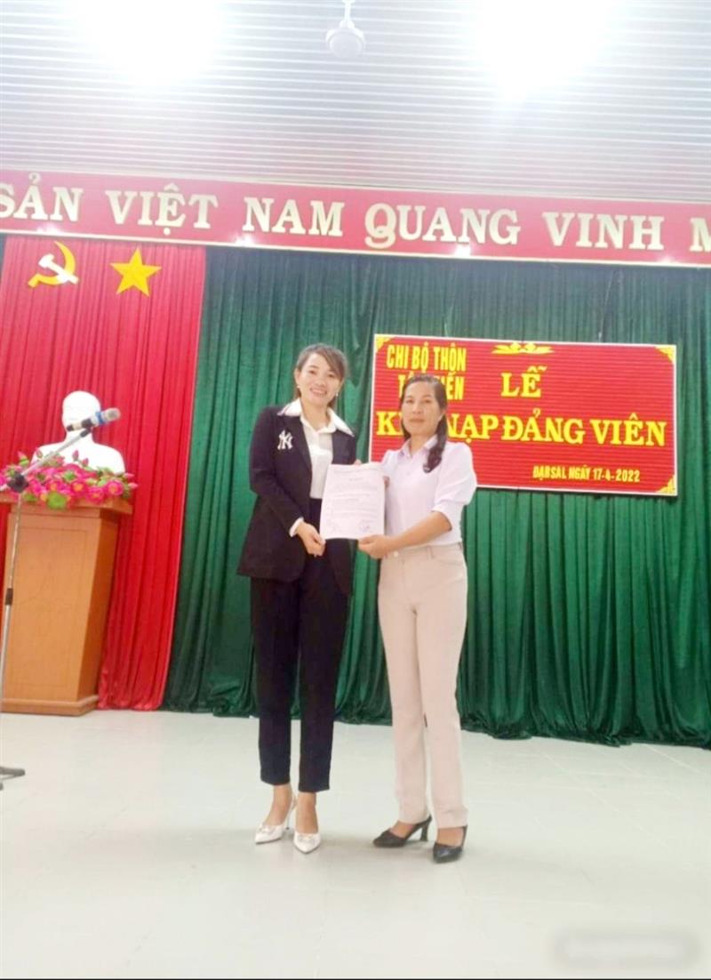 Kết nạp đảng viên ở chi bộ thôn Tân Tiến xã Đạ Rsal