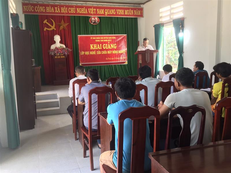 khai-giang-lop-day-nghe-sua-chua-may-nong-nghiep.jpg