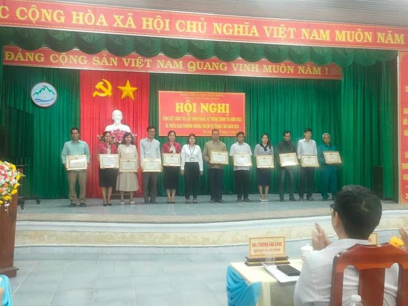 Khen thưởng các cá nhân có thành tích Xuất sắc tại xã Đạ Long