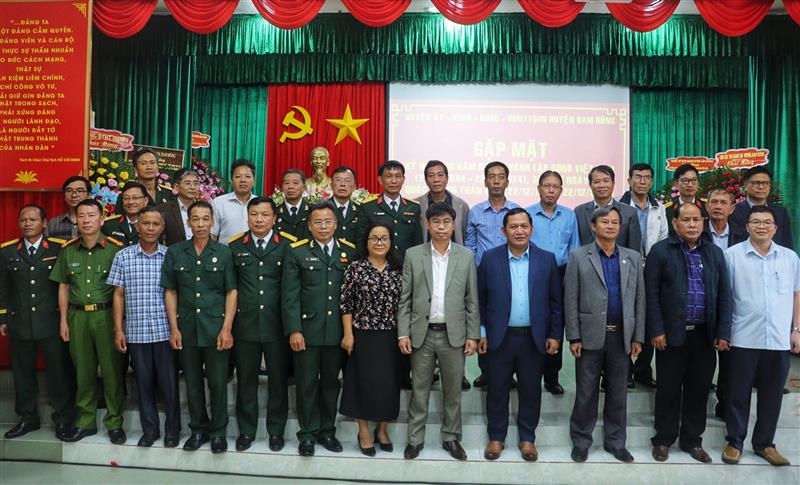 Lãnh đạo chụp ảnh lưu niệm tại buổi gặp mặt.jpg
