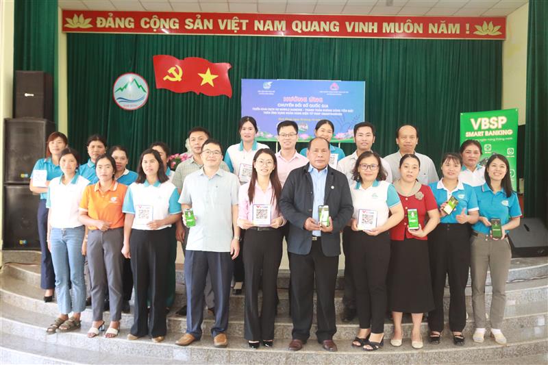 Lãnh đạo chụp ảnh lưu niệm tại Lễ phát động hưởng ứng.JPG