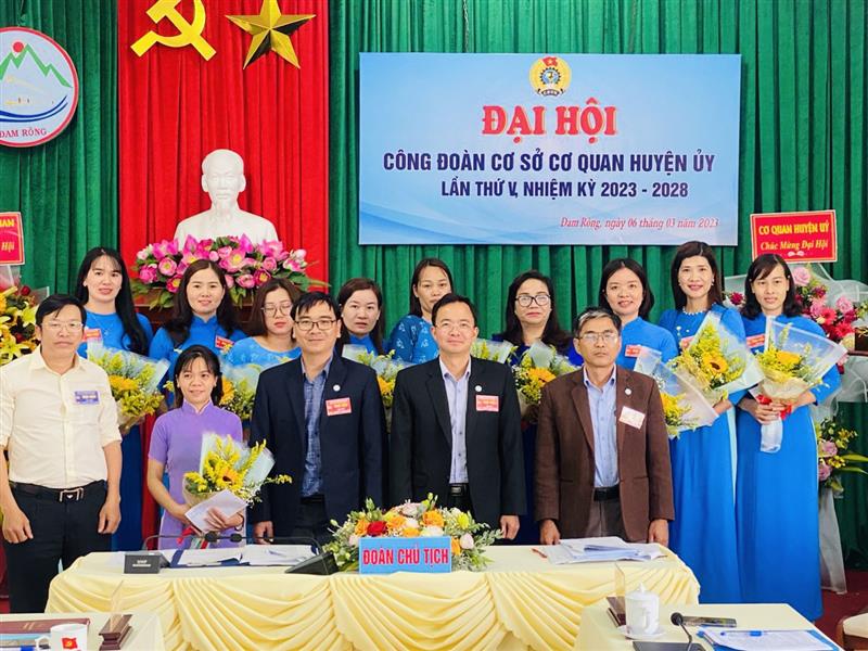 Lãnh đạo cơ quan Huyện ủy tặng quà chị em phụ nữ nhân dịp 8.3