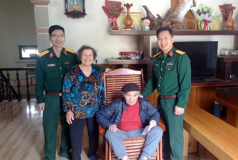Lãnh đạo Đảng ủy, Ban Chỉ huy Quân sự huyện  thăm hỏi gia đình ông Dương Mạc Kỳ, cán bộ quân đội nghỉ hưu tại xã Liêng Srônh