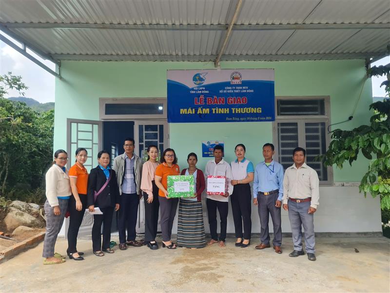 Lãnh đạo dự tặng quà cho gia đình hội viên tại lễ bàn giao.jpg
