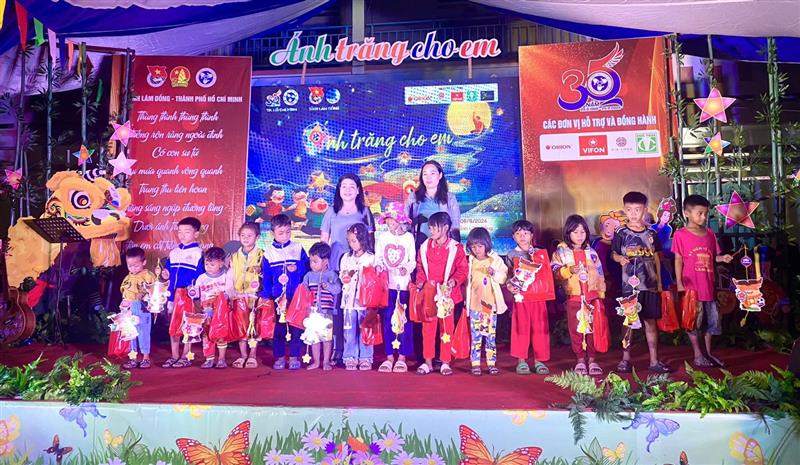 Lãnh đạo dự trao quà Trung thu cho thiếu nhi.jpg