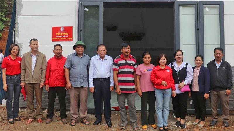 Lãnh đạo Hội Chữ thập đỏ tỉnh, UBND huyện Đam Rông và nhà tài trợ bàn giao nhà cho ông Vương Văn Toản.jpg