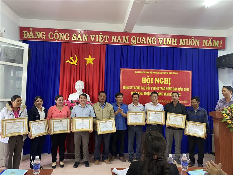 Lãnh đạo Hội Nông dân huyện trao khen thưởng tại hội nghị