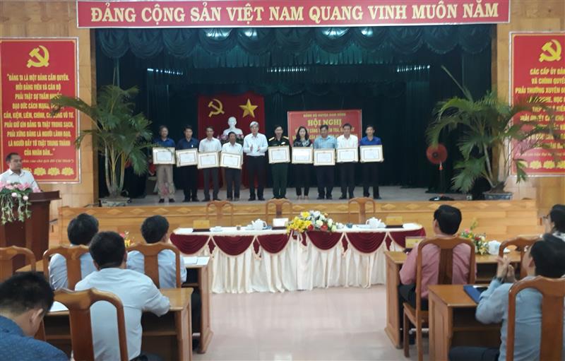 LANH DAO HUYEN DAM RONG TRAO GIAY KHEN CHO CAC TAP THE TRONG CONG TAC KIEM TRA GIAM SAT