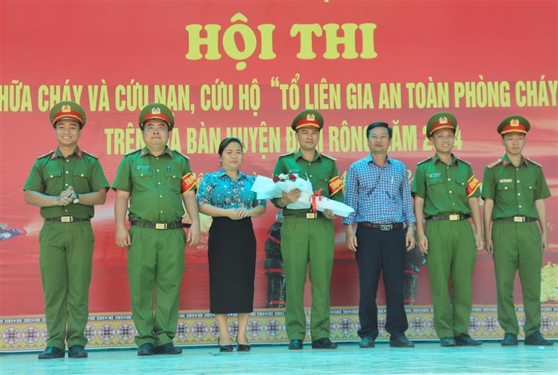 Lãnh đạo huyện tặng hoa Trọng tài Hội thi.jpg