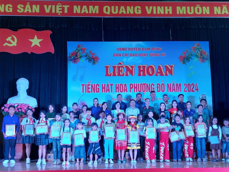Lãnh đạo huyện trao các giải cho các đội tham gia.jpg