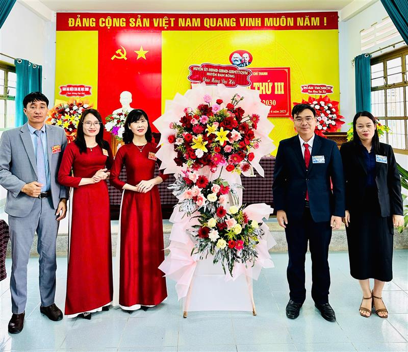 Lãnh đạo Huyện ủy dự tặng hoa chúc mừng Đại hội