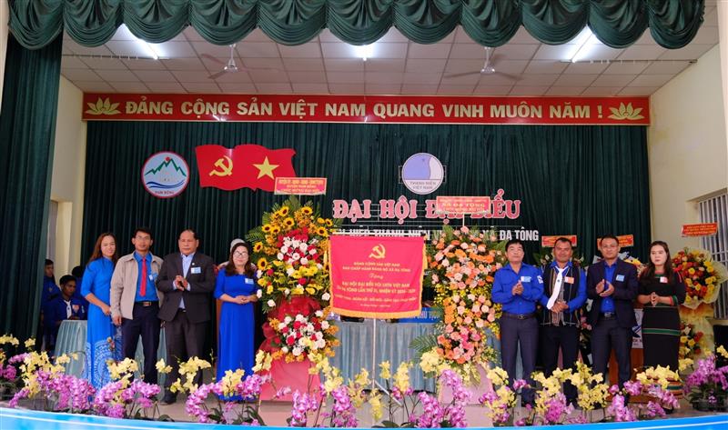 Lãnh đạo tặng hoa, bức trướng chúc mừng Đại hội