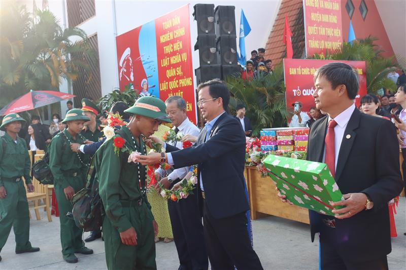 Lãnh đạo tặng hoa, quà chúc mừng tân binh lên đường nhập ngũ