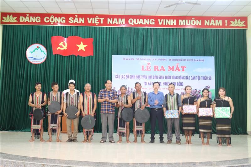 Lãnh đạo tỉnh, huyện tặng quà ra mặt CLB Cồng chiêng