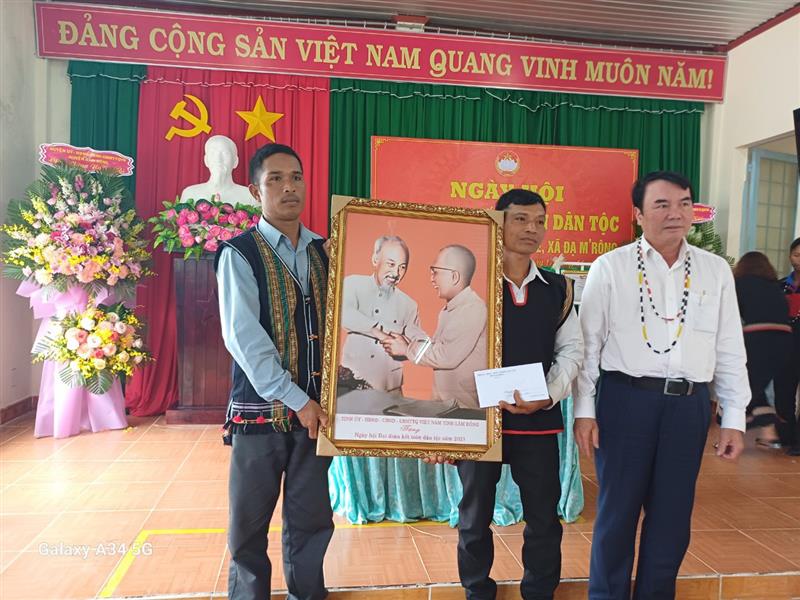 Lãnh đạo tỉnh trao quà tại Ngày hội tại thôn Đa Xế