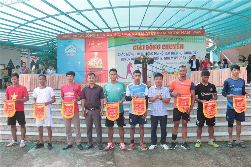 Lãnh đạo trao cờ lưu niệm cho các đội bóng tham gia giải