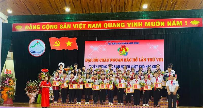 Lãnh đạo trao giấy chứng nhận cháu ngoan Bác Hồ cho thiếu nhi