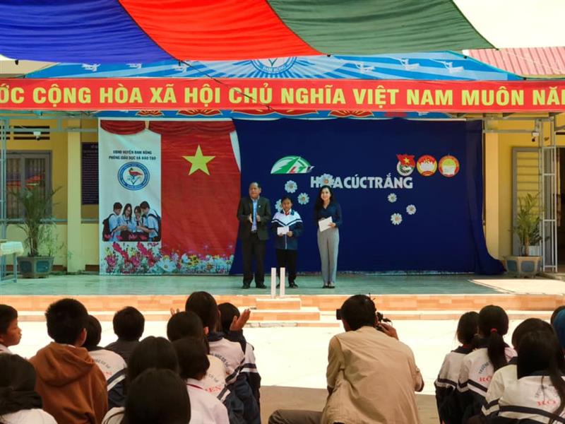 Lãnh đạo UBND huyện trao học bổng cho em Liêng Jrăng K Huyên