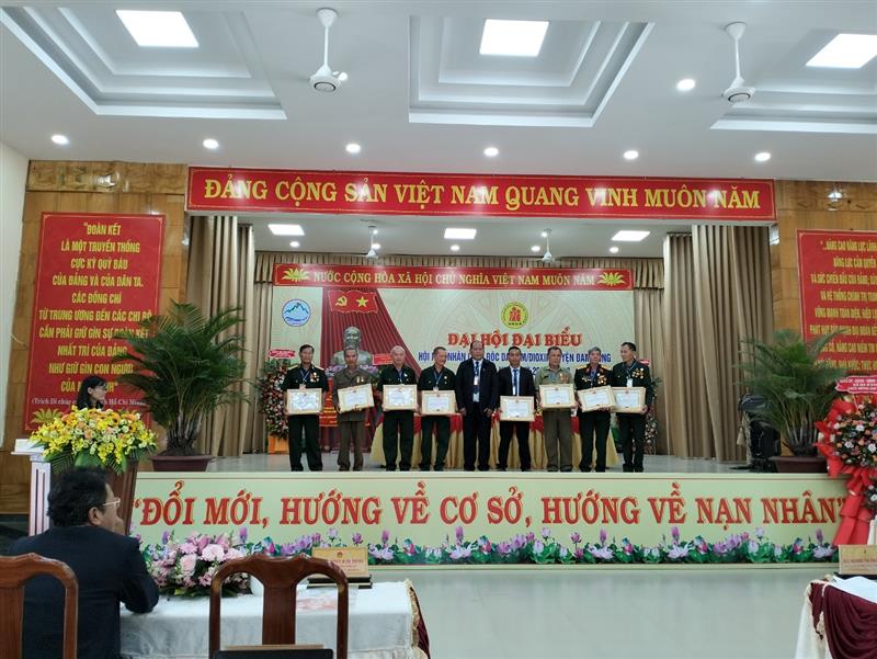 Lãnh đạo UBND huyện trao khen thưởng tại Đại hội