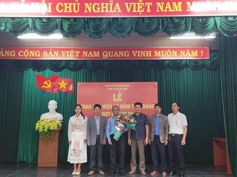 lãnh đạo xã Phi Liêng chụp hình lưu niệm cùng đồng chí K' Breo