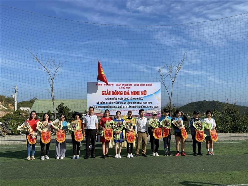 Lãnh đạo xã Rô Men trao cờ lưu niệm cho các đội bóng