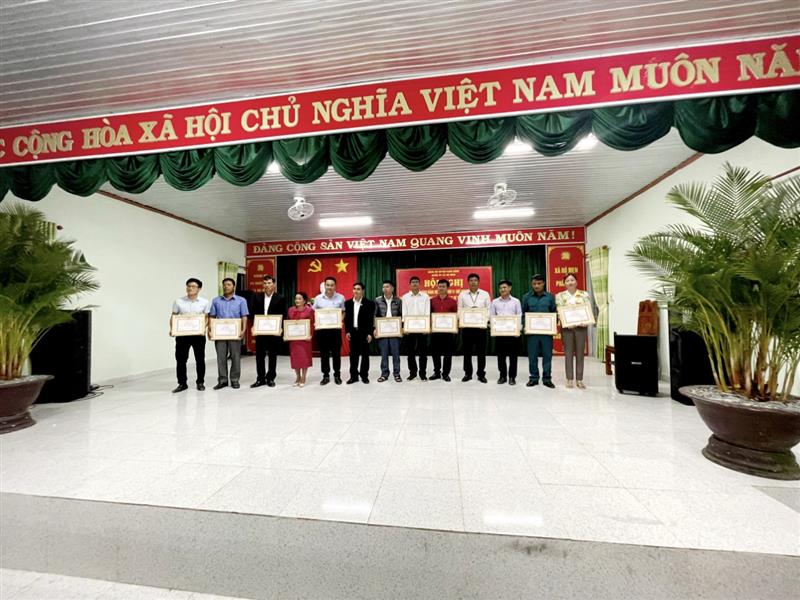 Lãnh đạo xã trao khen thưởng cho các tập thể và cá nhân