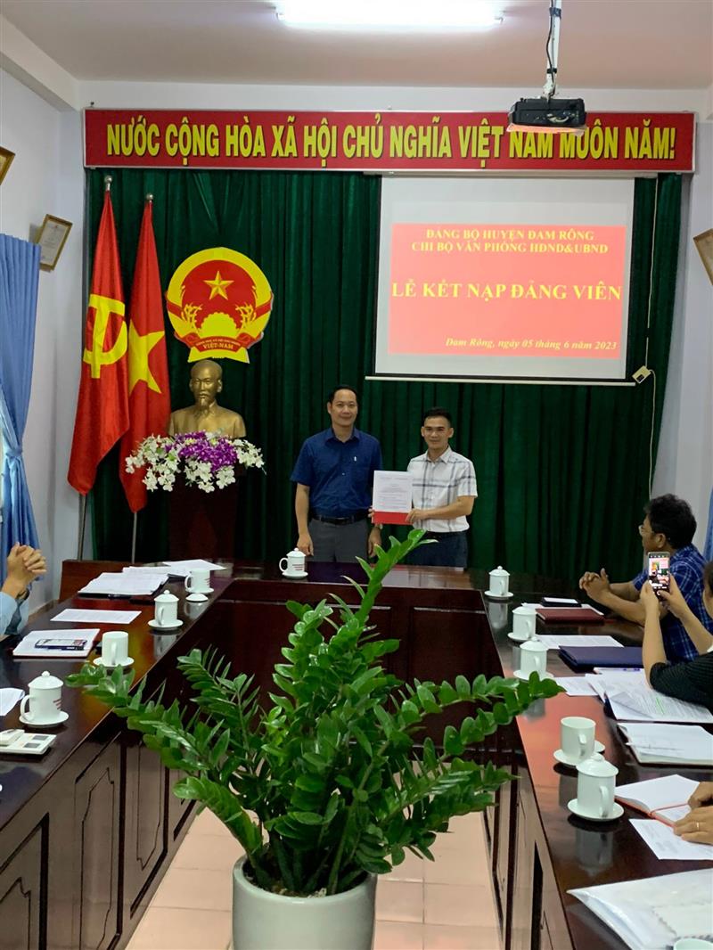 Lễ kết nạp đảng viên tại Chi bộ HĐND và UBND huyện