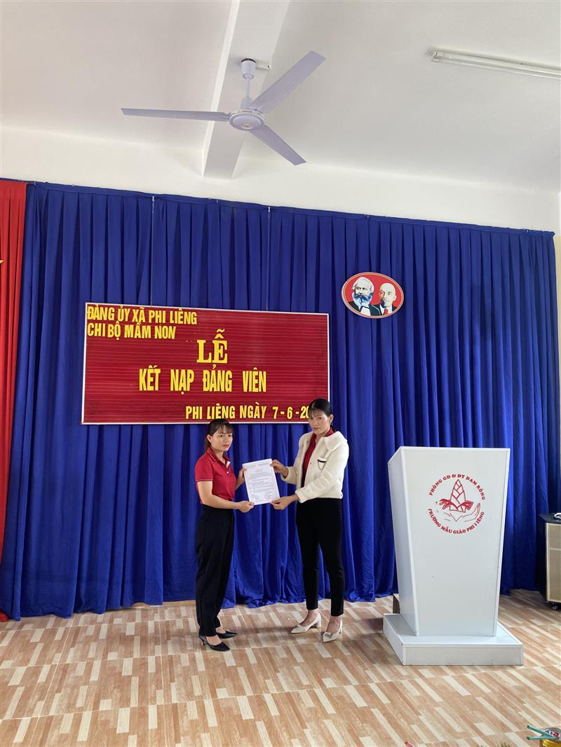 Lễ kết nạp đảng viên tại Chi bộ trường Mầm non Phi Liêng