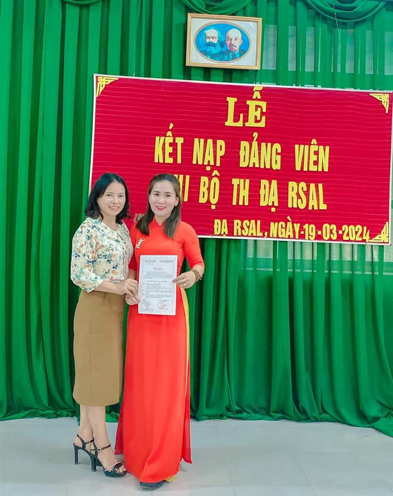 Lễ kết nạp đảng viên tại chi bộ trường TH Đạ Rsal