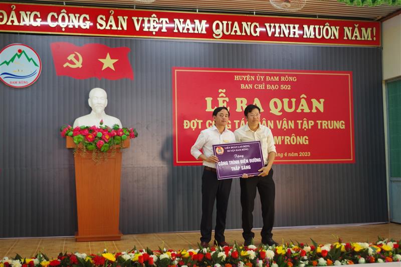 Liên đoàn lao động huyện tặng Công trình đường điện thắp sáng cho xã Đạ Mrong