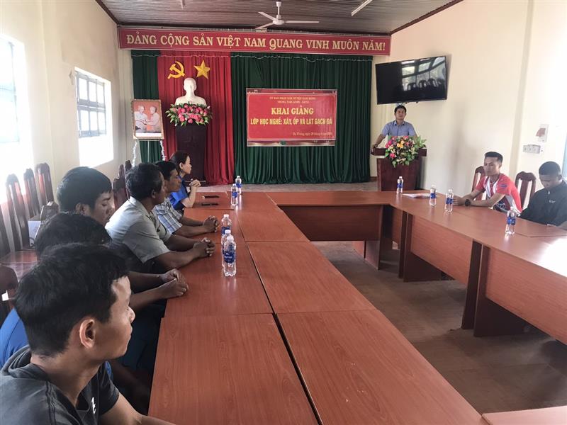 lop-day-nghe-xay-op-va-lat-gach-da.jpg