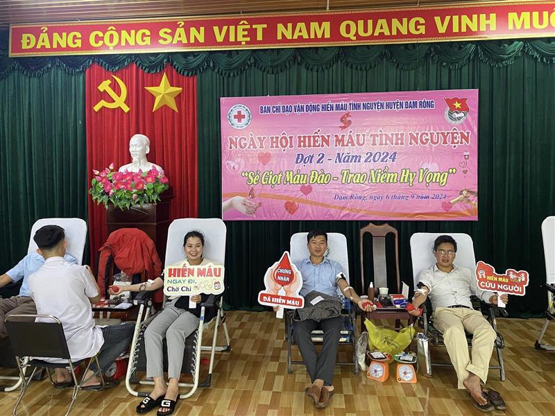 một số hình ảnh tại buổi hiến máu.jpg