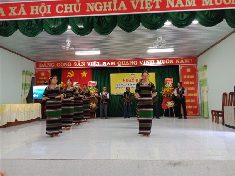 Ngày hội Đại đoàn kết toàn dân tộc thôn 2 - xã Rô Men