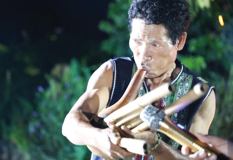 Nghệ nhân biểu diễn khèn bầu.jpg