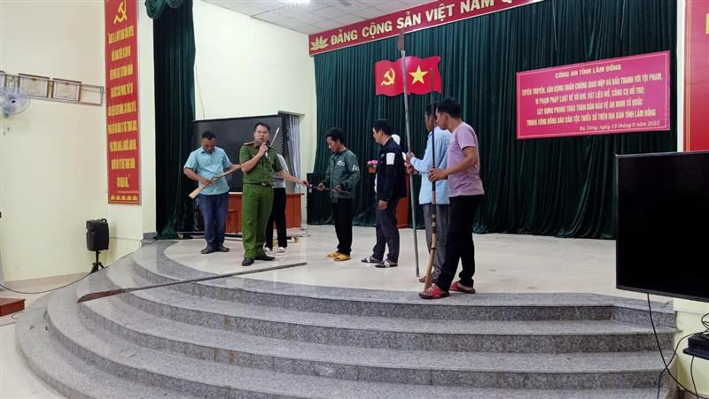 Người dân giao nộp vũ khí trái phép tại buổi tuyên truyền