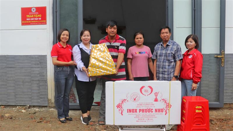 Nhà tài trợ tặng quà cho ông Toản khi vào nhà mới.jpg