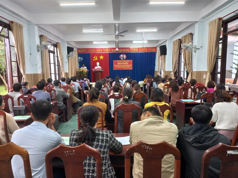 Quang cảnh Lễ khai giảng lớp bồi dưỡng nghiệp vụ công tác Đảng dành cho Bí thư, phó Bí thư Chi bộ các đơn vị trường học