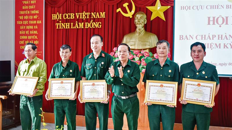 Hội CCB các huyện, thành được khen thưởng vì đạt nhiều thành tích trong năm